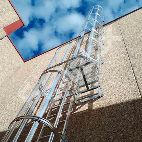 Escaleras verticales en protecciones colectivas